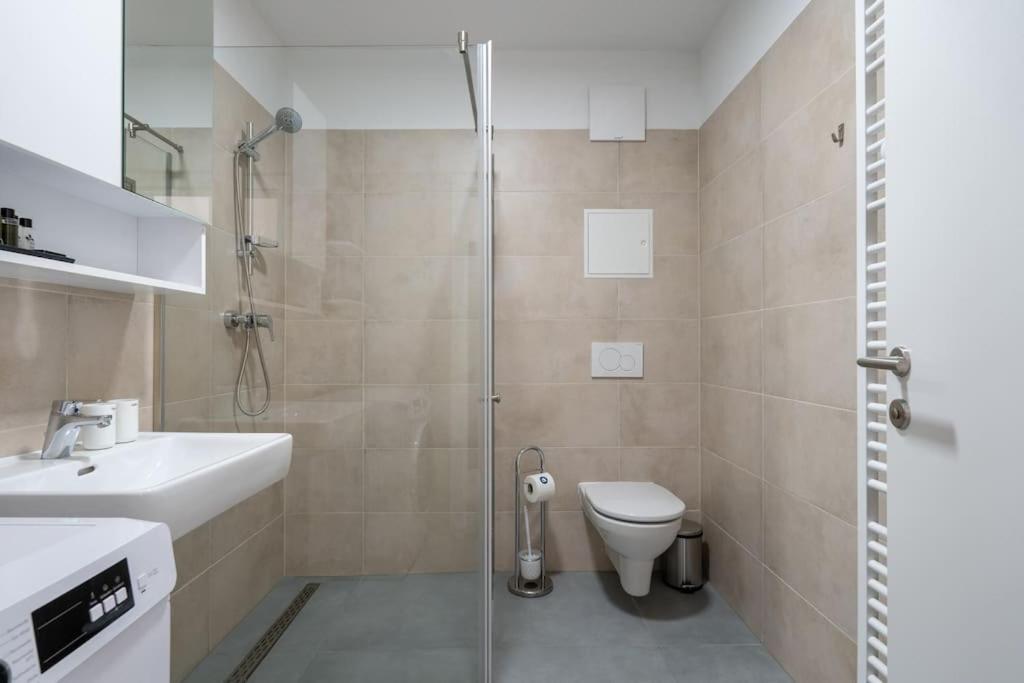 Apartment Sunny 1br With Balcony By Hm Wien