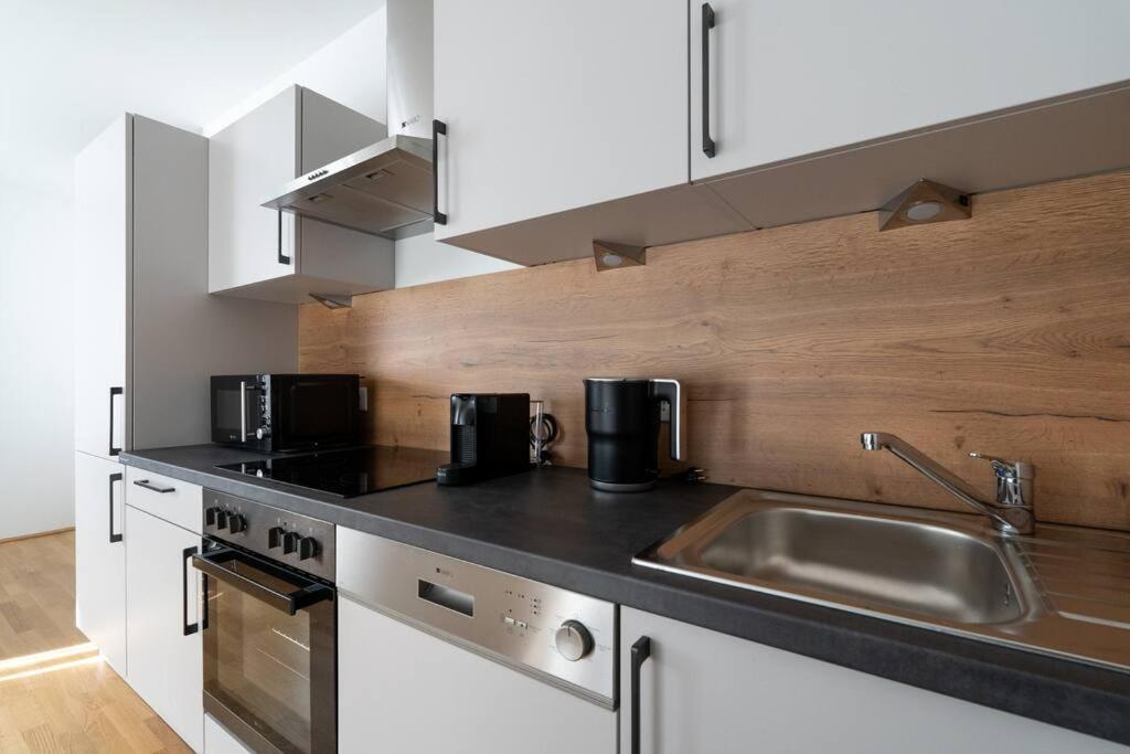 Apartment Sunny 1br With Balcony By Hm Wien